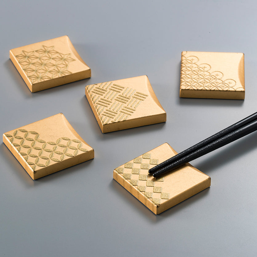 箔一 福招き 箸置き セット 五つ小紋 送料無料 ガラス 酒器 食器 ペア 夫婦 メンズ 金婚式 ギフト 結婚祝い プレゼント セット グラス ガラス おちょこ 日本酒 男性 女性 誕生日 定年 昇進 記念品 お祝い 海外 退職祝 還暦 米寿 傘寿 長寿 祖父 祖母 父 母 父の日 母の日 敬老の日 クリスマス バレンタインデー バレンタインデイ ホワイトデー ホワイトデイ 年賀 周年記念 異動 転勤 挨拶回り 転職 お餞別 贈答品 粗品 おもたせ 手土産 心ばかり 寸志 新歓 歓迎 送迎 新年会 忘年会 二次会 記念品 景品 海外土産