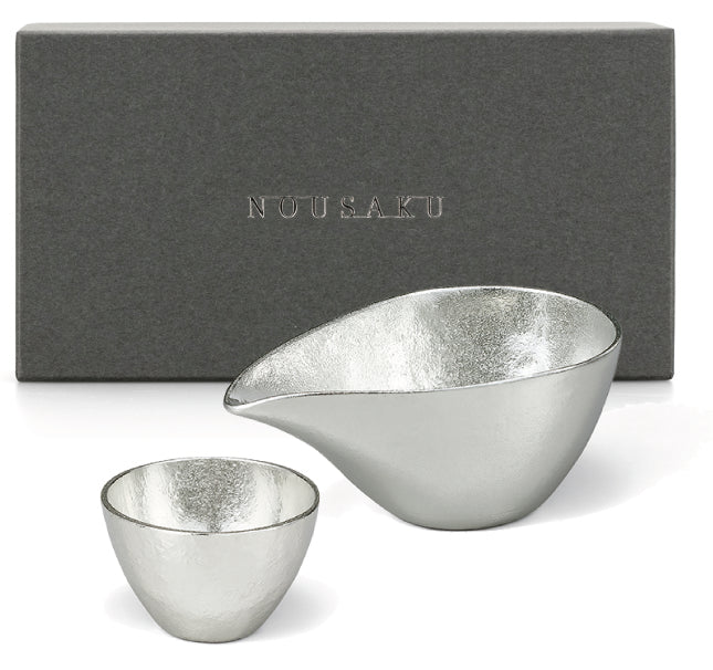 【和紙でラッピング済】 能作 片口 - 小 + ぐい呑 SAKE 錫ぐい呑 引き出物 プレゼント 人気 食器 ギフト おしゃれ 誕生日 年賀 還暦 祝 日本酒 冷酒 ファッショナブル 吟醸酒 飲み口 抗菌 錫製 酒器 贈り物 結婚祝 記念品 能作酒器 猪口 錫の酒器 錫婚式 プレゼント アウトレット 酒気セット 錫酒器 錫の酒器 ラッピング 錫能作 のうさく 能作錫 クリスマス おいしくなる 和紙包装  カンブリア宮殿 還暦祝い 退職祝い 内祝 nousaku